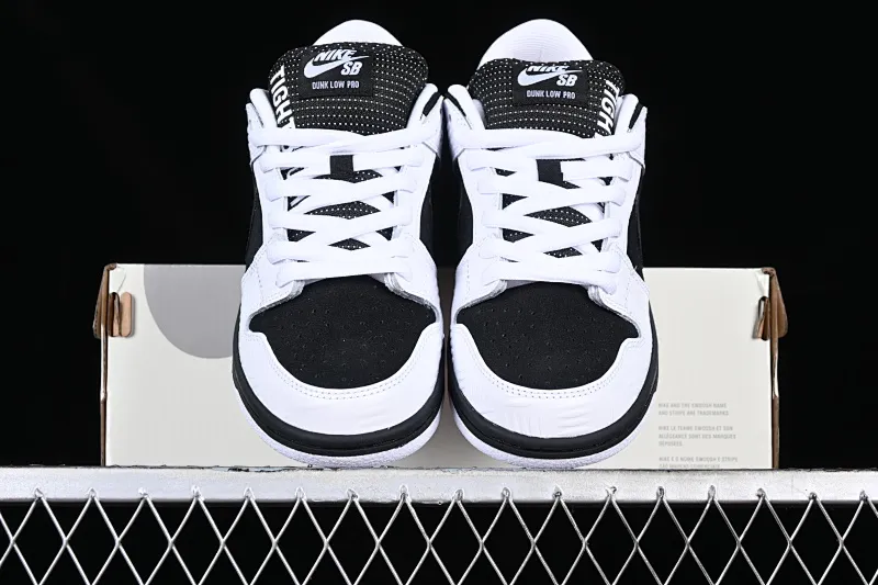 All categories Nk SB Dunk series Nk SB Dunk Low low-top sneakers F version Tightbooth x Nk SB Dunk joint model Reverse Panda SB low-top casual sports skateboard shoes FD2629-100